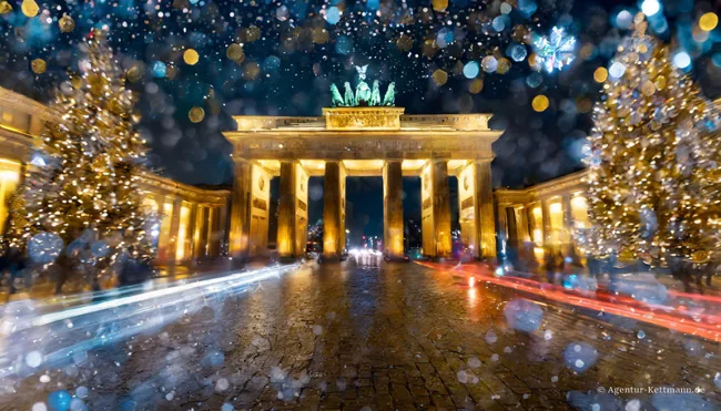 Digitale Darstellung des Brandenburger Tors in einer leuchtenden winterlichen Abendstimmung