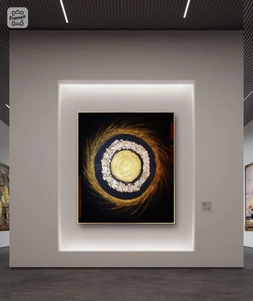 Abstraktes Kreisbild in Gold und dunklen Farbtönen, gezeigt an einer Wand