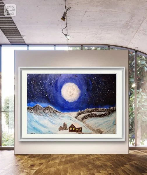 Gerahmtes Bild einer verschneiten Landschaft mit großem hellem Mond in einer Raumansicht
