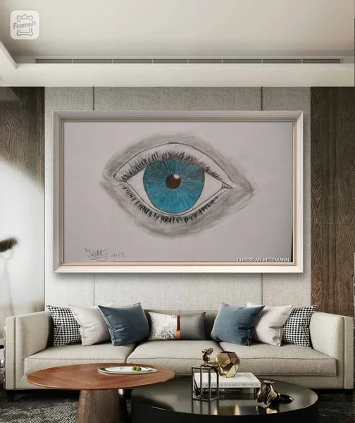 Großes gerahmtes Bild eines Auges über einem Sofa in einer Raumansicht